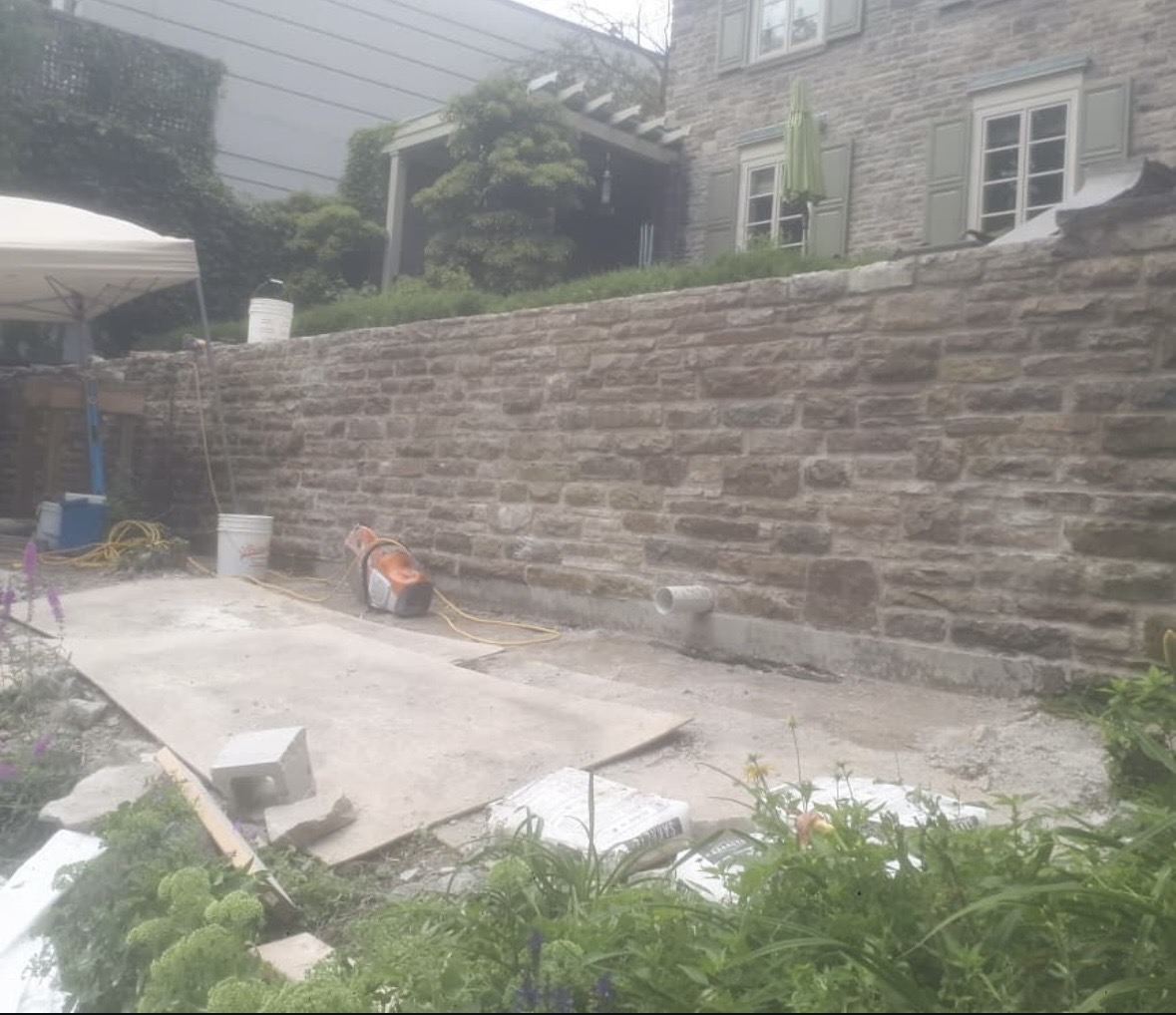 Stone retaining wall